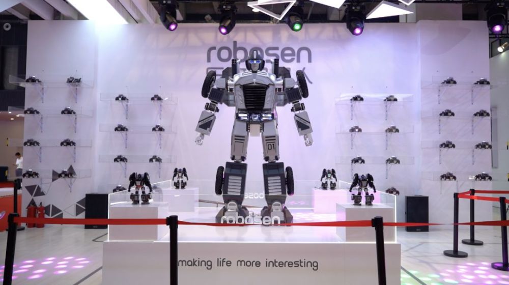 LOL比赛赌注平台:2018年4月25日全球首个可供人乘坐的变形机器人